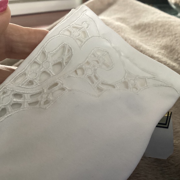 WOMENS white gloves CUT OUT DESIGN RARE INTRICATE WEDDING ? SPRING ? - Picture 9 of 10